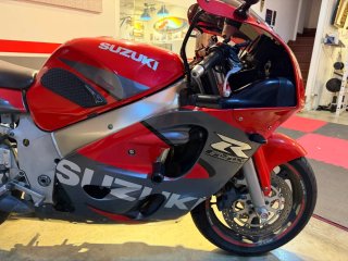 Suzuki GSX R600 Sportbike Roja y Negra