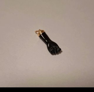 Higa puño negro oro