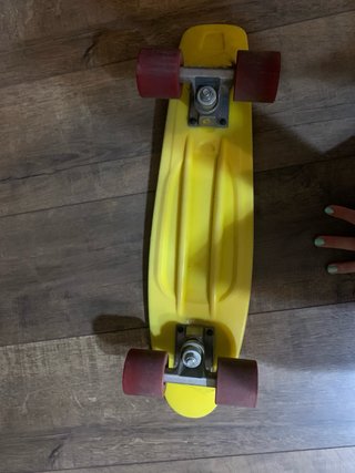 Monopatín amarillo para principiantes