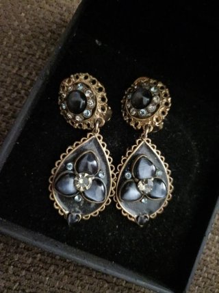 Pendientes largos dorados con detalles negros