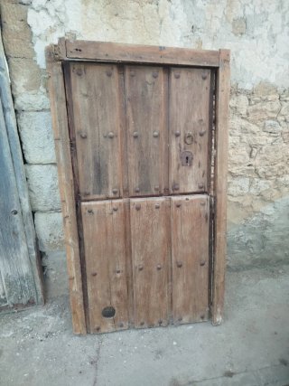 Puerta antigua de madera con cerradura