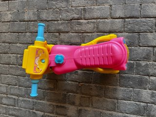 Moto correpasillos infantil rosa y amarilla