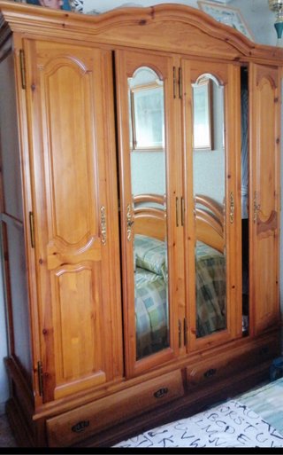 Armario de madera con espejos