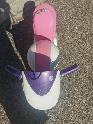 Moto de niña rosa y blanca
