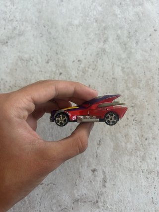 Coche de juguete morado y amarillo