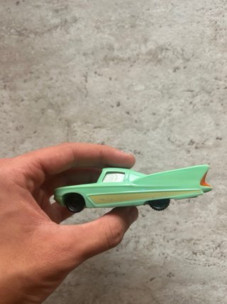 Coche de juguete azul turquesa