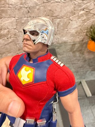 Figura Peacemaker 1/6 Hot Toys + Esculpido