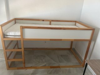 Cama alta de madera con blanco
