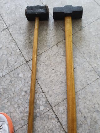 Mazo pesado de madera o almaena.