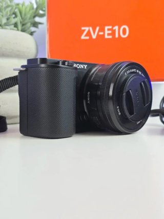 NUEVA Cámara Sony ZV-E10 con objetivo kit 16-50mm.