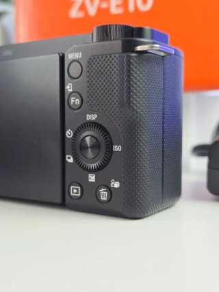 NUEVA Cámara Sony ZV-E10 con objetivo kit 16-50mm.