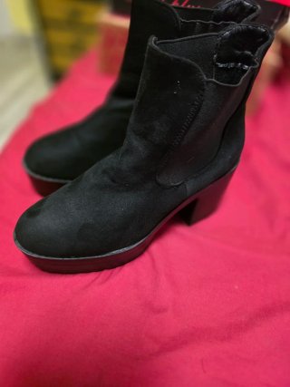 Botas negras, bien cuidadas , como nuevas.