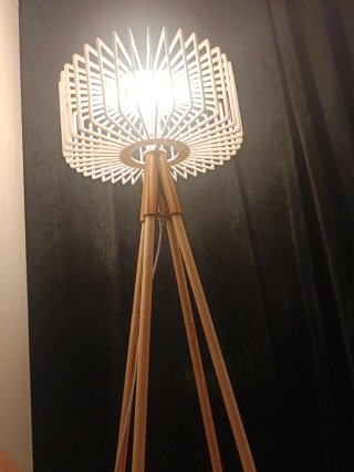 Lámpara moderna trípode madera y plástico
