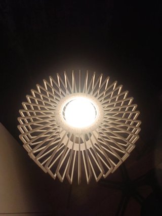 Lámpara moderna trípode madera y plástico