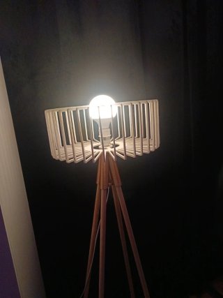 Lámpara moderna trípode madera y plástico