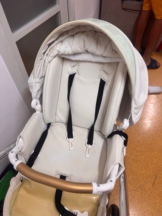 Carrito de bebé elegante blanco y dorado
