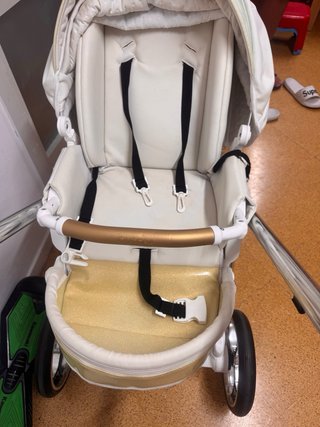 Carrito de bebé elegante blanco y dorado
