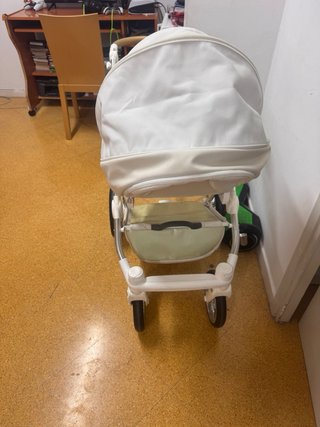 Carrito de bebé elegante blanco y dorado