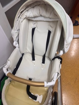 Carrito de bebé elegante blanco y dorado
