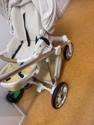 Carrito de bebé elegante blanco y dorado