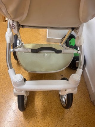 Carrito de bebé elegante blanco y dorado
