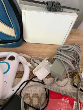 Nintendo Wii + 4 mandos + 4 volantes