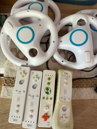 Nintendo Wii + 4 mandos + 4 volantes