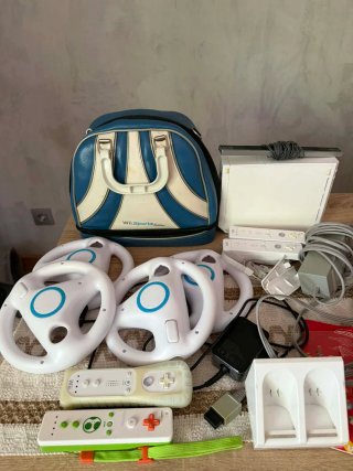 Nintendo Wii + 4 mandos + 4 volantes