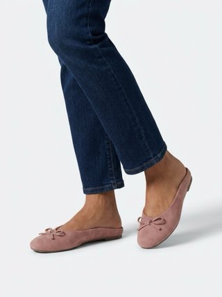 Zapatos planos rosas con lazo