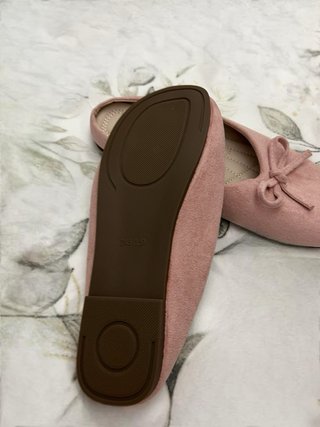 Zapatos planos rosas con lazo