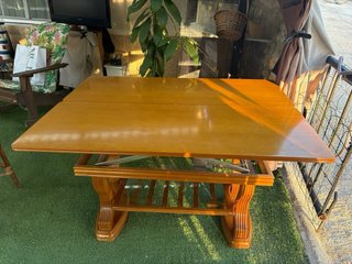 Mesa de salón de madera