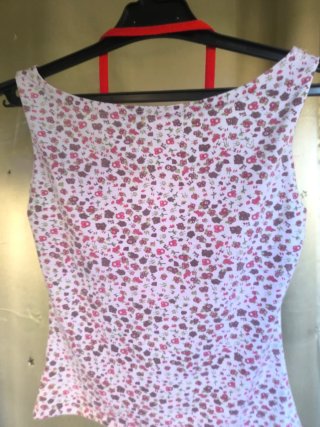 Camiseta tirantes floral con ribete rojo