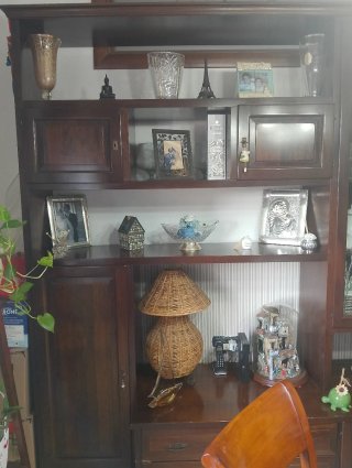 Parete attrezzata con tavolo e sedie