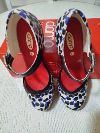 Zapatos de tacón modernos.