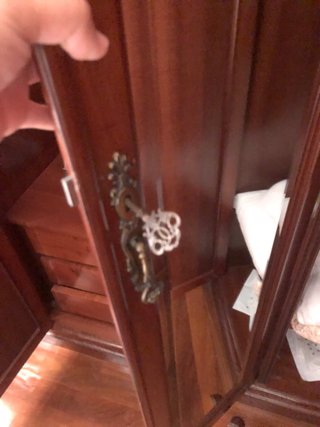 Armario de madera con puertas de espejo y llave