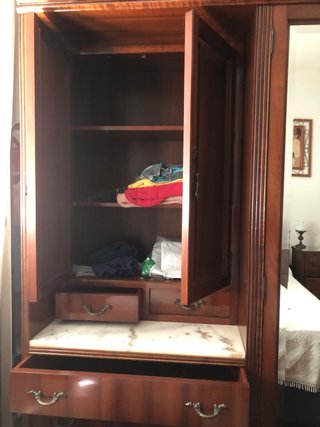Armario de madera con puertas de espejo y llave