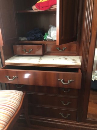 Armario de madera con puertas de espejo y llave