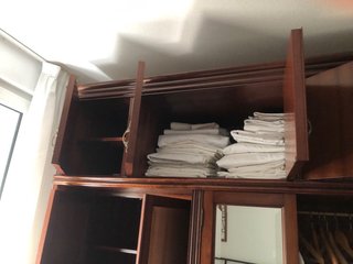 Armario de madera con puertas de espejo y llave