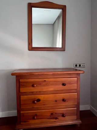 Cómoda de madera con 3 cajones con espejo a juego.