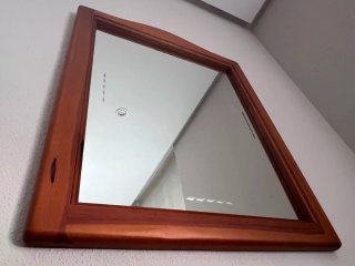 Cómoda de madera con 3 cajones con espejo a juego.