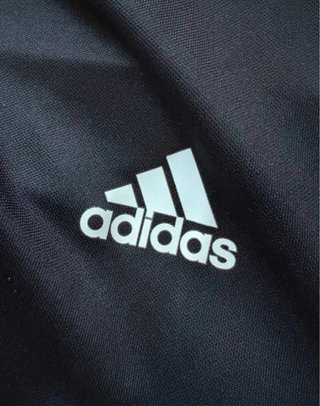 Chaqueta deportiva Adidas negra y blanca