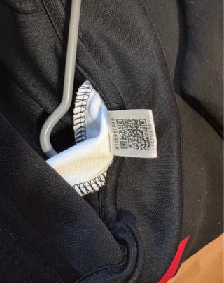 Chaqueta deportiva Adidas negra y blanca