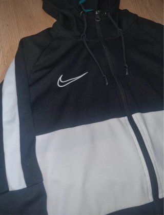 Chaqueta Deportiva Nike Negra y Blanca