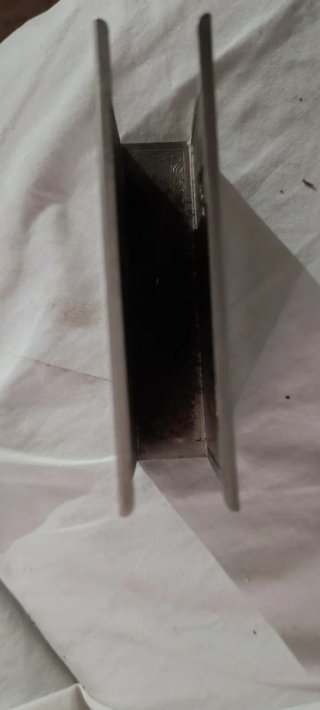 Caja para tabaco metálica grabada relieve Metal
