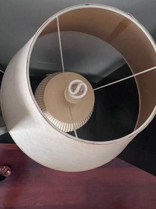 Lámpara de mesa grande marfil y beige