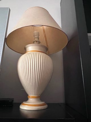 Lámpara de mesa grande marfil y beige