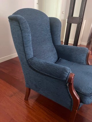 Sillón butaca orejera azul clásico madera vista