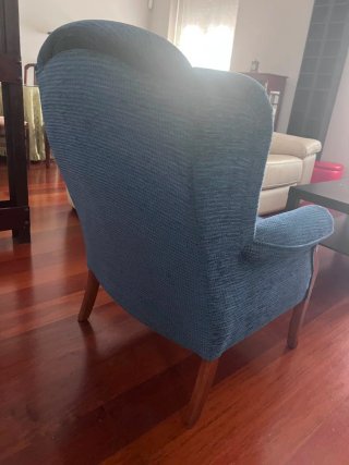 Sillón butaca orejera azul clásico madera vista
