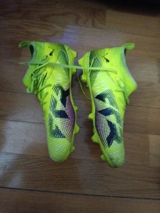 Botas de fútbol Puma y Adidas con tacos