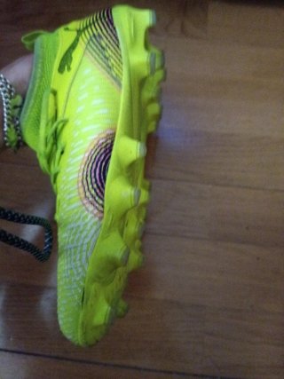 Botas de fútbol Puma y Adidas con tacos